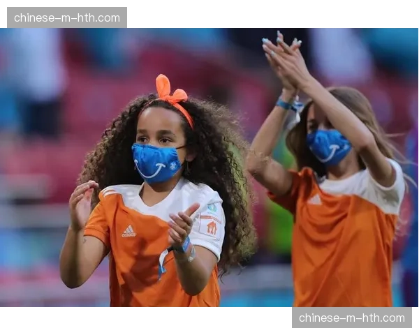 球员锦标赛上演温馨一幕，小球童为父亲背包征战周末