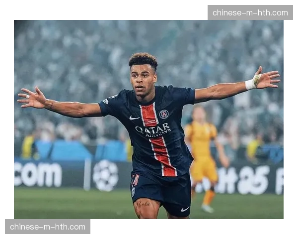 特写：进球后指向天空，格拉纳达前锋用进球告慰日前离世的祖父