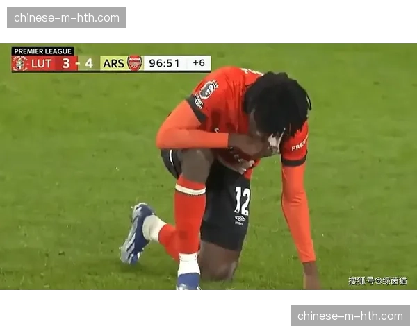 现场花絮:卢顿主场球迷高歌致敬罹患重病的小球迷,场面感人 现场花絮:卢顿主场球迷高歌致敬罹患重病的小球迷,场面感人